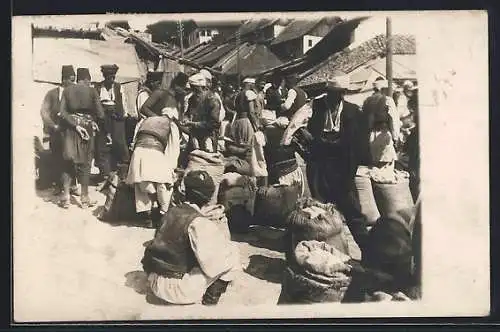 Foto-AK Sarajevo, Händler mit Säcken auf einer Strasse