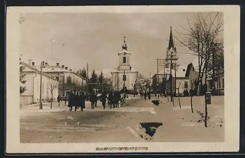 AK Felsövisö, Strassenpartie an der Kirche im Schnee