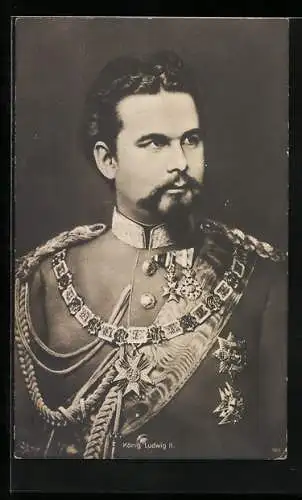 AK Portrait König Ludwig II. von Bayern, in Uniform mit vielen Orden