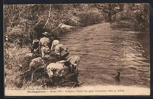 AK Madagascar, Mines d`Or, Indigènes lavant l`or après l`Extraction dans la rivière