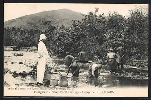 AK Madagascar-Placer d`Ambodimanga, Lavage de l`Or a la battee, Goldwäscher am Fluss