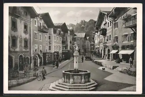 AK Berchtesgaden, Marktplatz mit Marktbrunnen und Ladengeschäften