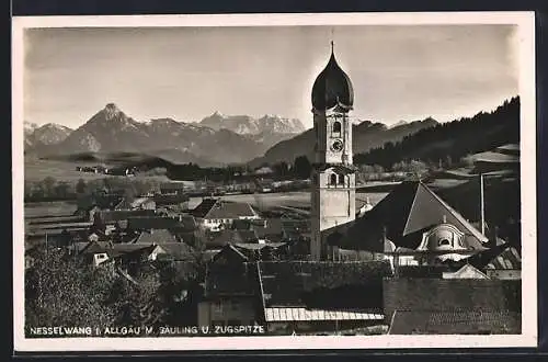 AK Nesselwang, Ortsmitte mit Pfarrkirche, Säuling und Zugspitze