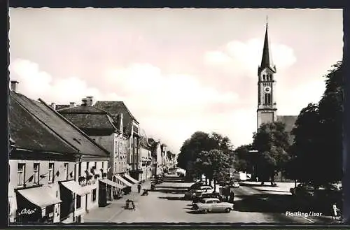 AK Plattling /Isar, Strassenpartie mit Gasthaus und Autos