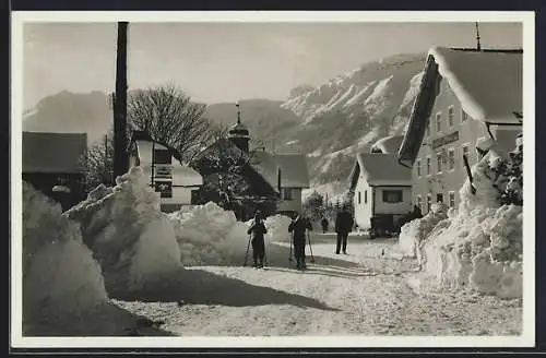 AK Pfronten, Strassenpartie mit Skifahrern, Rossberg, Aggenstein und Breitenberg