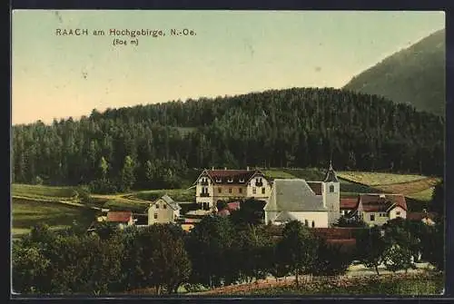 AK Raach am Hochgebirge, Ortsansicht mit bewaldeten Bergen