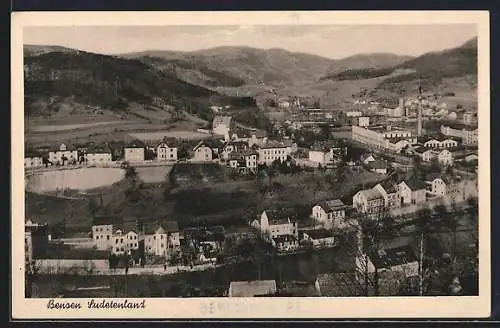 AK Bensen /Sudetenland, Ortsansicht gegen die Berge