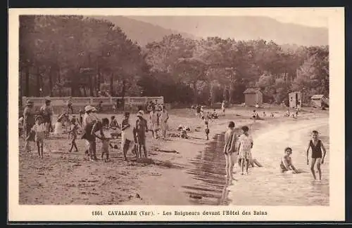 AK Cavalaire, Les Baigneurs devant l`Hotel des Bains