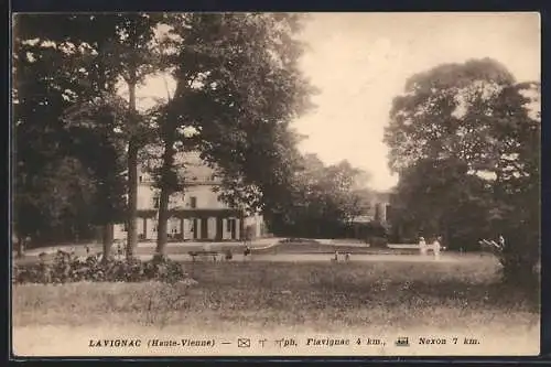 AK Lavignac, Teilansicht mit Passanten im Park