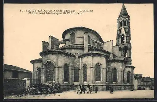 AK St-Léonard, l`Eglise du XVIIe siècle, vue imposante avec des gens et un attelage sur la place