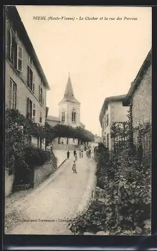 AK Nieul /Haute-Vienne, Le Clocher et la rue des Perrons