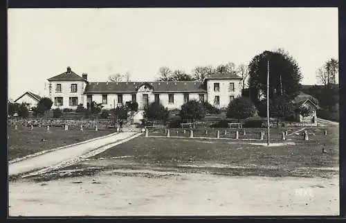 AK Peyrat-le-Chateau, Le Limousin Pittoresque, la Mairei, les Ecoles et le Champ de Foire