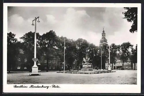AK Genthin, Denkmal am Hindenburgplatz