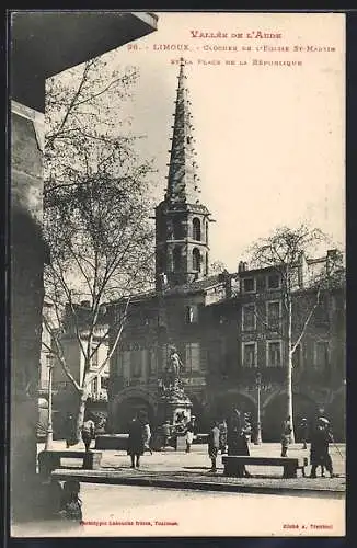 AK Limoux, le clocher de l`église Saint-Martin et la place de la République, des passants