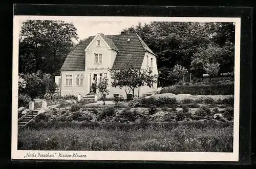 AK Nieder-Kleveez b. Plön, Pension Haus Dorothea mit Gartenpartie im Sommer