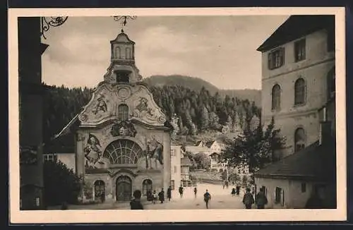 AK Füssen am Lech, Passanten an der Spitalkirche