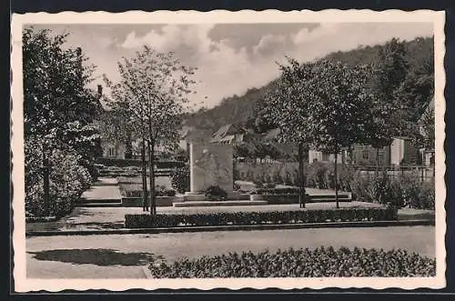 AK Berggiesshübel, Platz mit Denkmal