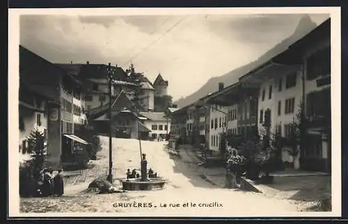 AK Gruyères, La rue et le crucifix