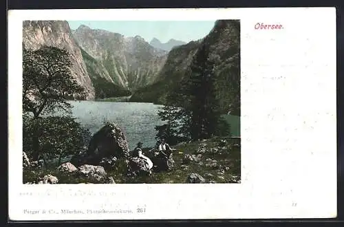 AK Berchtesgaden, Obersee mit Bergblick und Trachtenpaar