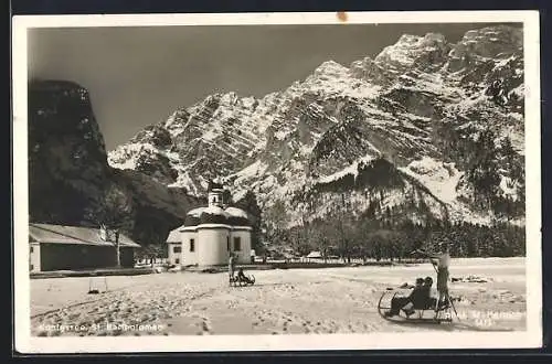 AK Königssee / Berchtesgaden, Kirche St. Barholomäe mit Schlittenfahrern im Winter