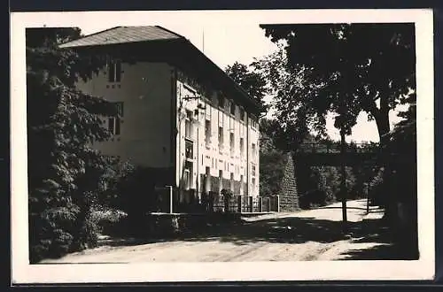 AK Mscheno Bad, Ortspartie an einem grossen Haus