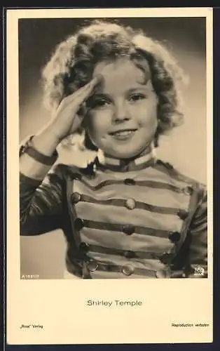 AK Schauspielerin Shirley Temple salutiert in Uniform