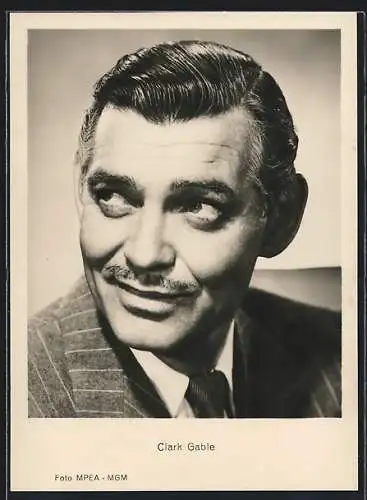 AK Schauspieler Clark Gable in gestreiftem Anzug