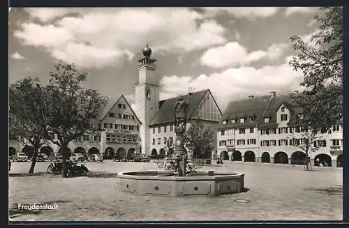 AK Freudenstadt, Strassenpartie mit Geschäften, Kirche und Brunnen