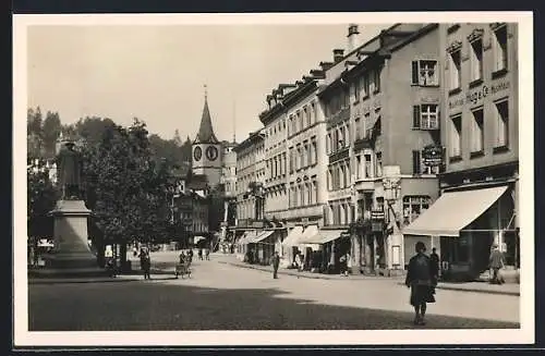 AK St. Gallen, Marktgasse mit Denkmal und Geschäften