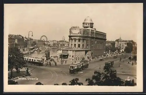 AK Wien, Strassenbahnen am Aspernplatz mit Urania