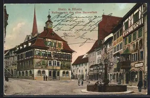 AK Stein am Rhein, Rathaus mit den alten Bauwerken, der Brunnen, einige Passanten