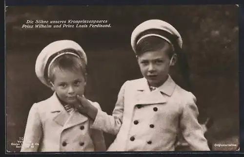 AK Prinz Wilhelm und Prinz Louis Ferdinand mit Marinemützen und -mänteln