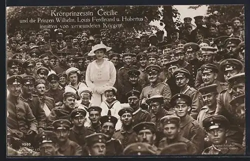 AK Kronprinzessin Cecilie und die Prinzen Wilhelm u. Hubertus inmitten von verwundeten Soldaten, Rotes Kreuz