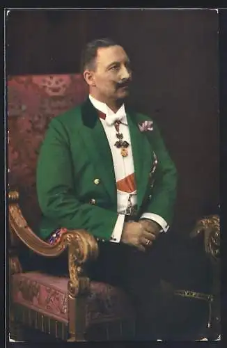 AK Kaiser Wilhelm II. im grünen Jackett auf einem edlen Sessel