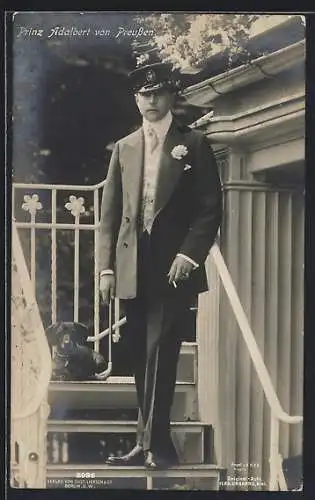 Foto-AK Prinz Adalbert von Preussen im Anzug mit Ansteckblume, Dackel auf der Treppe