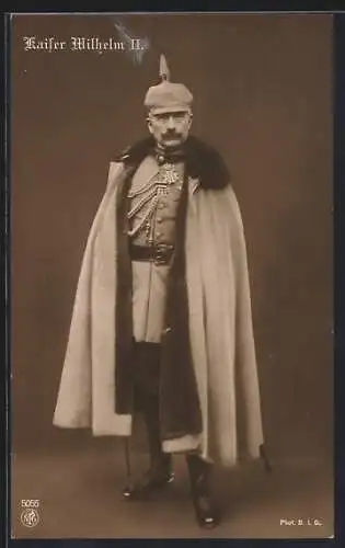 AK Kaiser Wilhelm II. in Uniform mit Pelzmantel und Pickelhaube