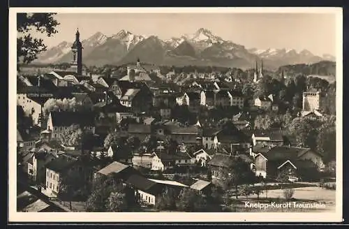 AK Traunstein, Blick auf die Ortsmitte mit Schloss und Hochgebirge