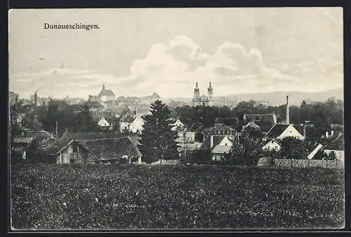 AK Donaueschingen, Blick vom Ortrand zur Kirche