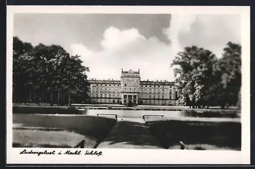 AK Ludwigslust / Meckl., Blick über den Teich auf das Schloss