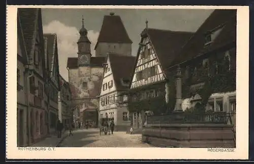 AK Rothenburg o. T., Strasse Rödergasse mit Denkmal