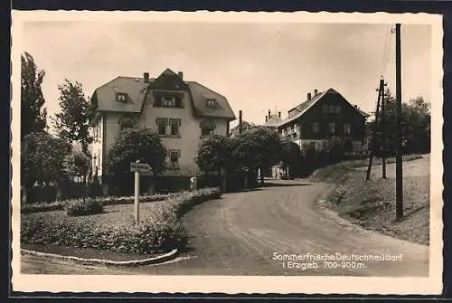 AK Deutschneudorf i. Erzgeb., Strassenpartie mit Wohnhäusern
