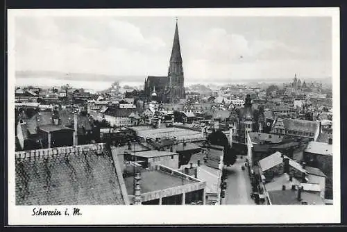 AK Schwerin i. M., Teilansicht mit Kirche und Strassenpartie