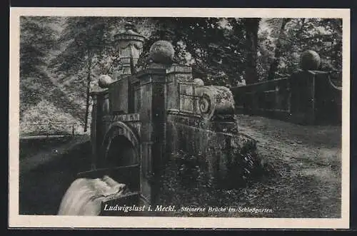 AK Ludwigslust / Meckl., Steinerne Brücke im Schlossgarten