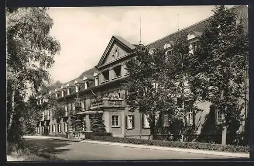 AK Brambach / Vogtl., Vogtland-Haus mit Strassenpartie