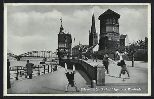 AK Düsseldorf, Radschläger am Rheinufer, Blick zur Rheinbrücke