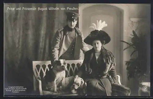 AK Prinz und Prinzessin August Wilhelm von Preussen mit Hunden