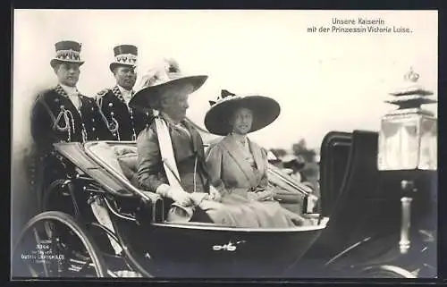 AK Kaiserin Auguste Victoria von Preussen mit Prinzessin Victoria Louise Herzogin von Braunschweig in einer Pferdekutsche