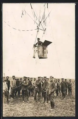 Foto-AK Versammelte Personen unter einem aufsteigenden Ballon