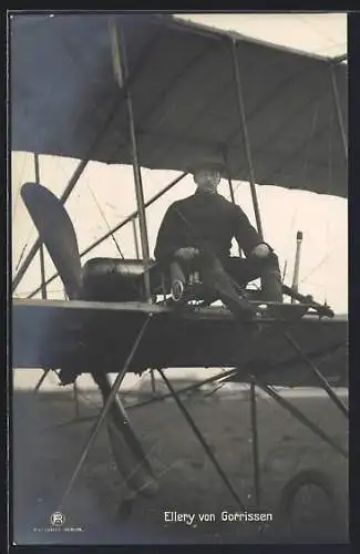 AK Ellery von Gorrissen in einem Doppeldecker-Flugzeug