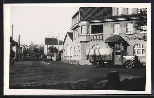 Foto-AK Sachsenhausen /Waldeck, Friedrichstrasse mit Gasthaus Erholung und LKW vom Hofbräuhaus H. Brüne